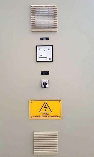 Etiqueta acrílica para painel elétrico industrial Etiqueta acrílica para painel elétrico industrial