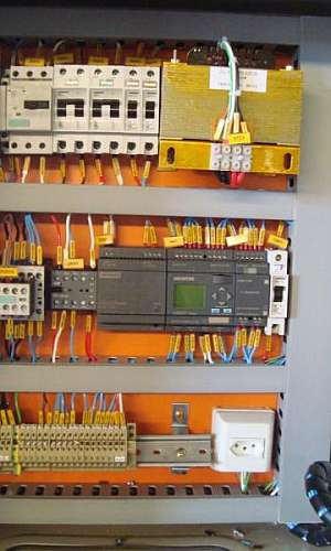 Montagem de quadros de comando elétrico Montagem de quadros de comando elétrico
